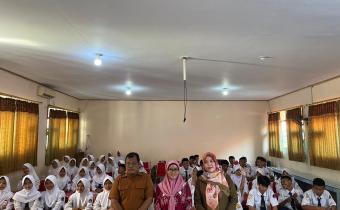 foto Bersama dengan Siswa SMPN 1 Depok Setelah Sesi Materi