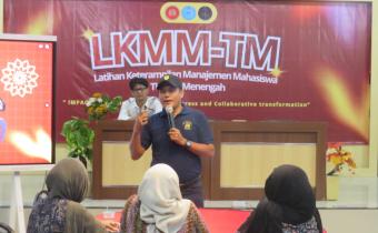 Ketua Bawaslu Kabupaten Cirebon memaparkan materi