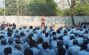 Foto Anggota Bawaslu Kabupaten Cirebon Rudi Hartono saat memberikan materi pada siswa SMK Nasrul Ulum Gegesik