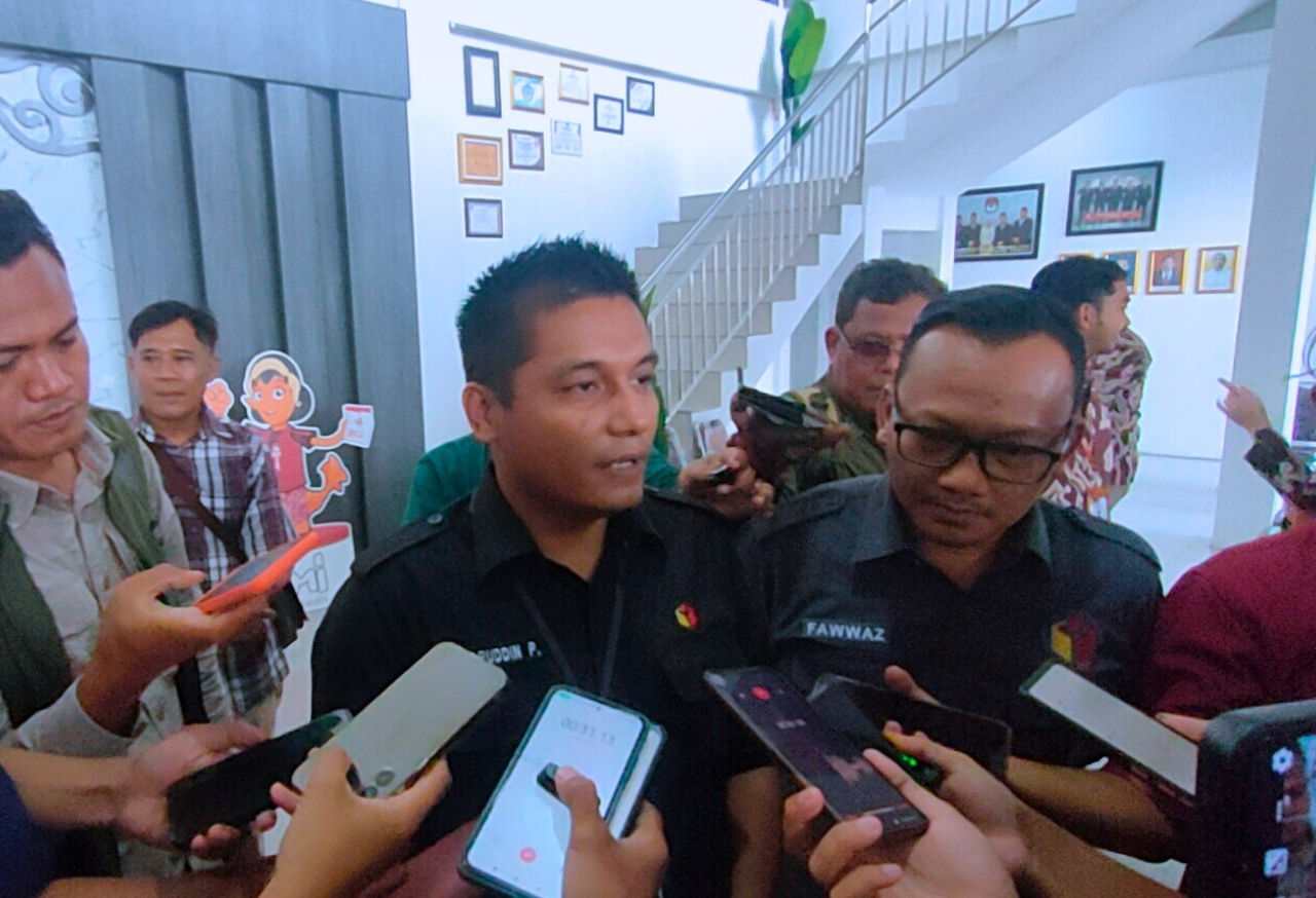 Ketua dan Anggota Bawaslu Kabupaten Cirebon saat Konferensi Pers