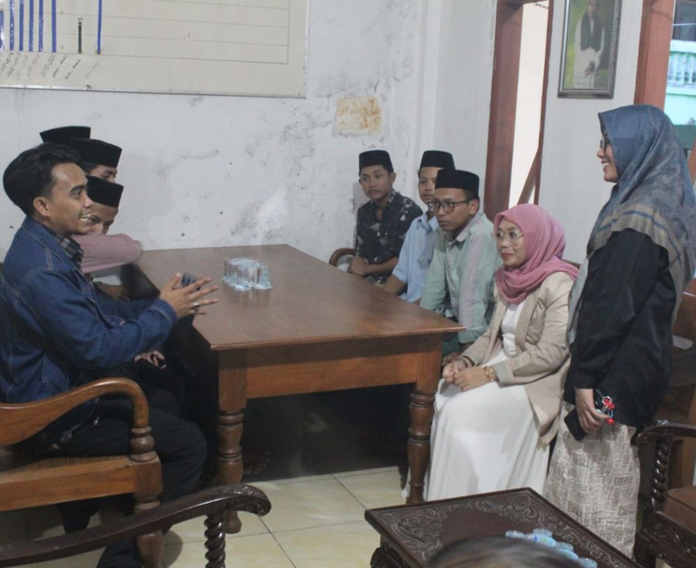 Anggota Bawaslu Provinsi Jawa Barat, Nuryamah, dan Anggota Bawaslu Kabupaten Cirebon, Maryam Hito, melaksanakan Uji Petik di Pondok Pesantren 