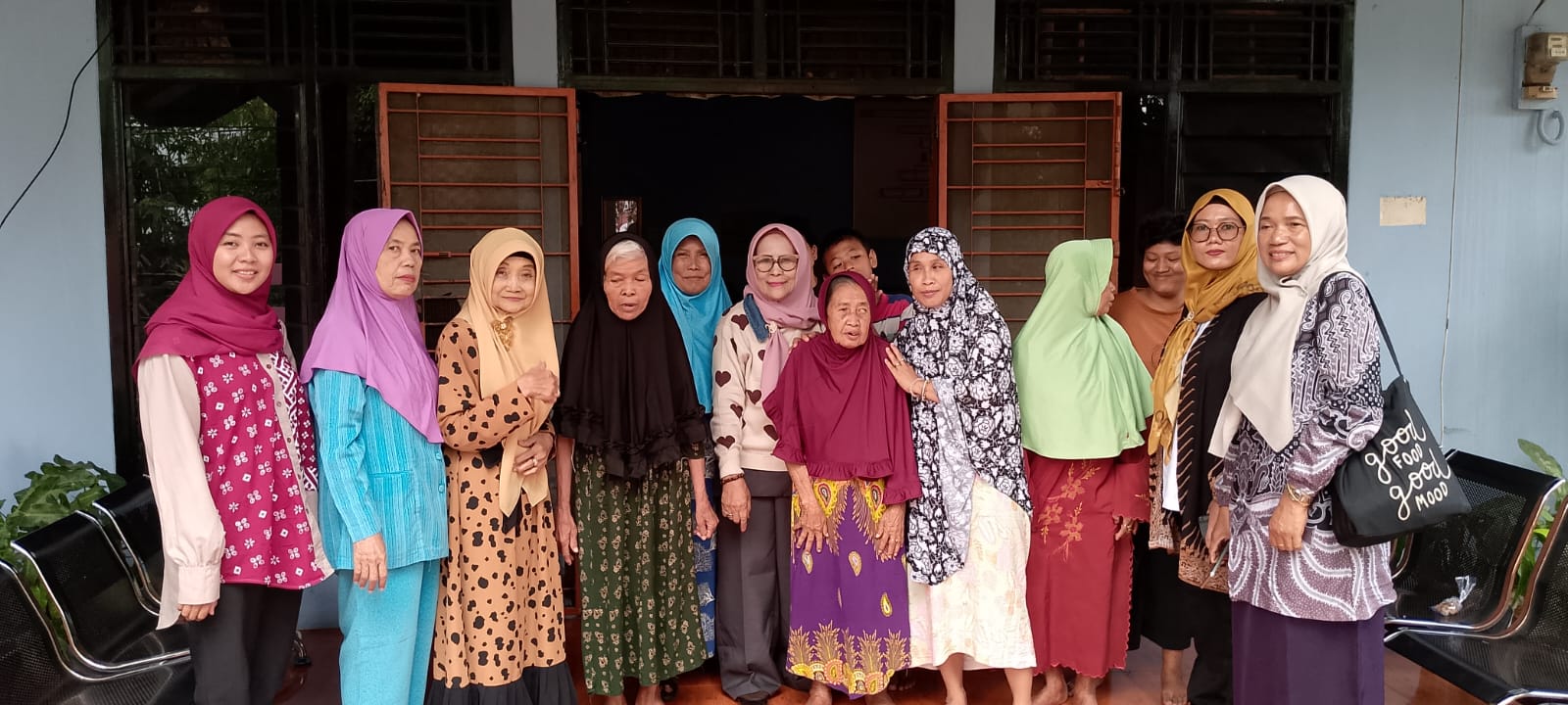 Foto Bersama Warga Binaan Panti Tresna Wreda Kasih Ibu