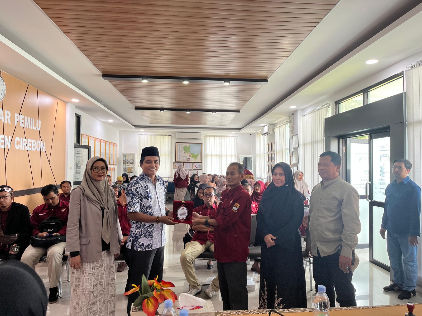 Penyerahan Plakat dari ketua Bawaslu Kabupaten Cirebon Kepada Ketua Musyawarah Guru Mata Pelajaran (MGMP)