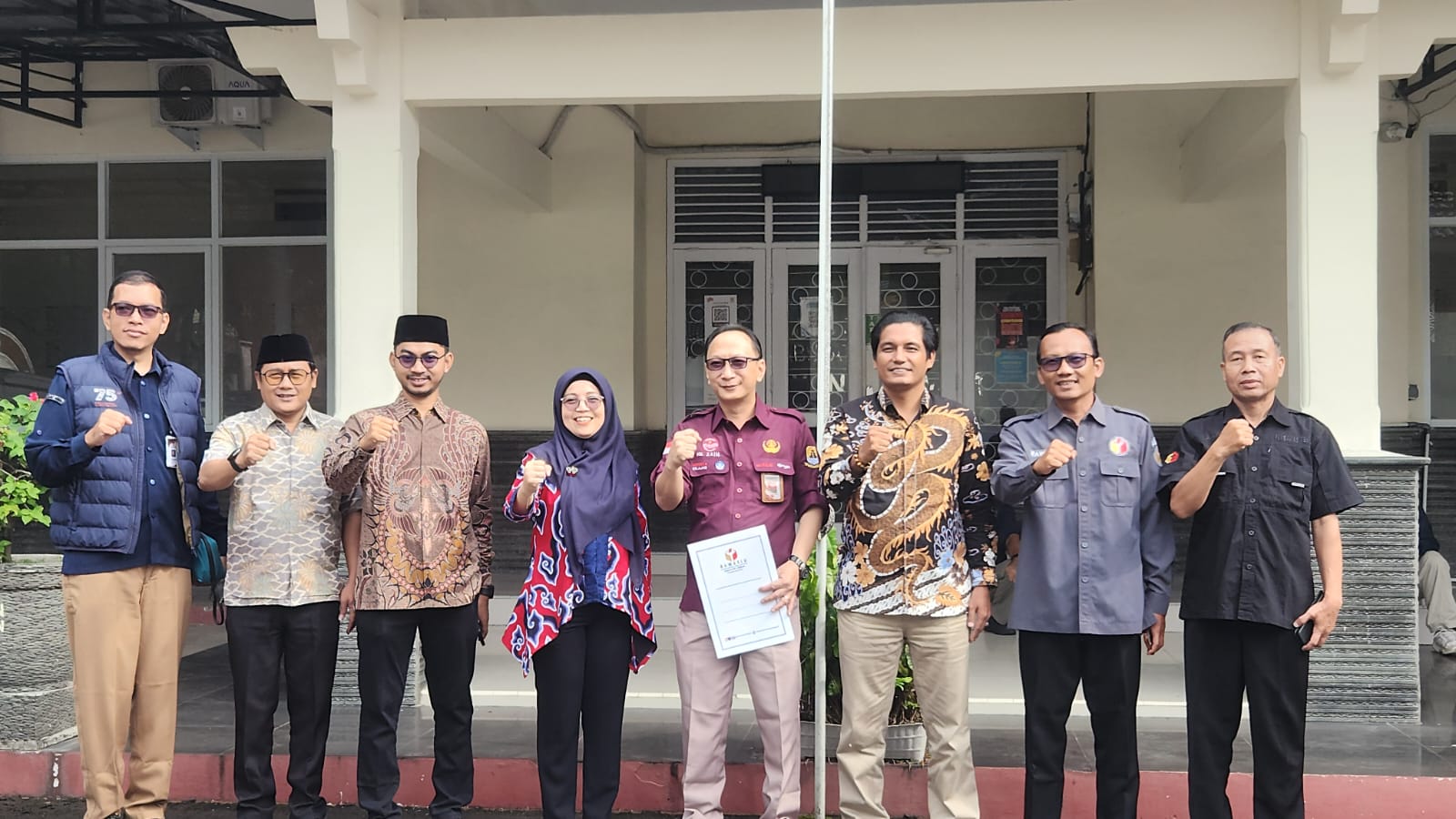 Foto Bersama Kepala Bidang Pendidikan Sekolah Menengah Pertama Dinas Pendidikan Kabupaten Cirebon