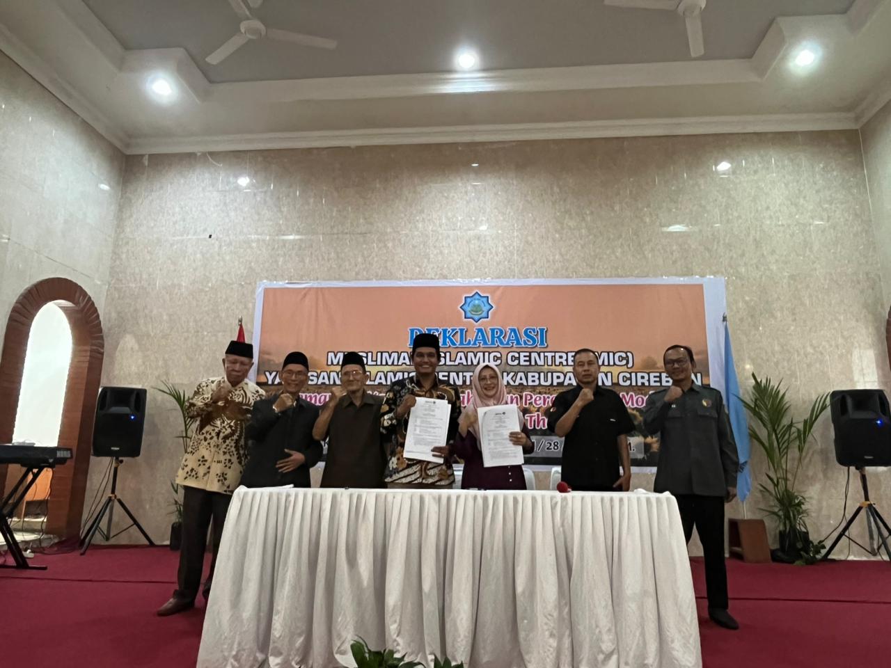 foto bersama setelah penandatanganan perjanjian kerjasama antara Bawaslu Kabupate Cirebon dengan Universitas Islam Cirebon