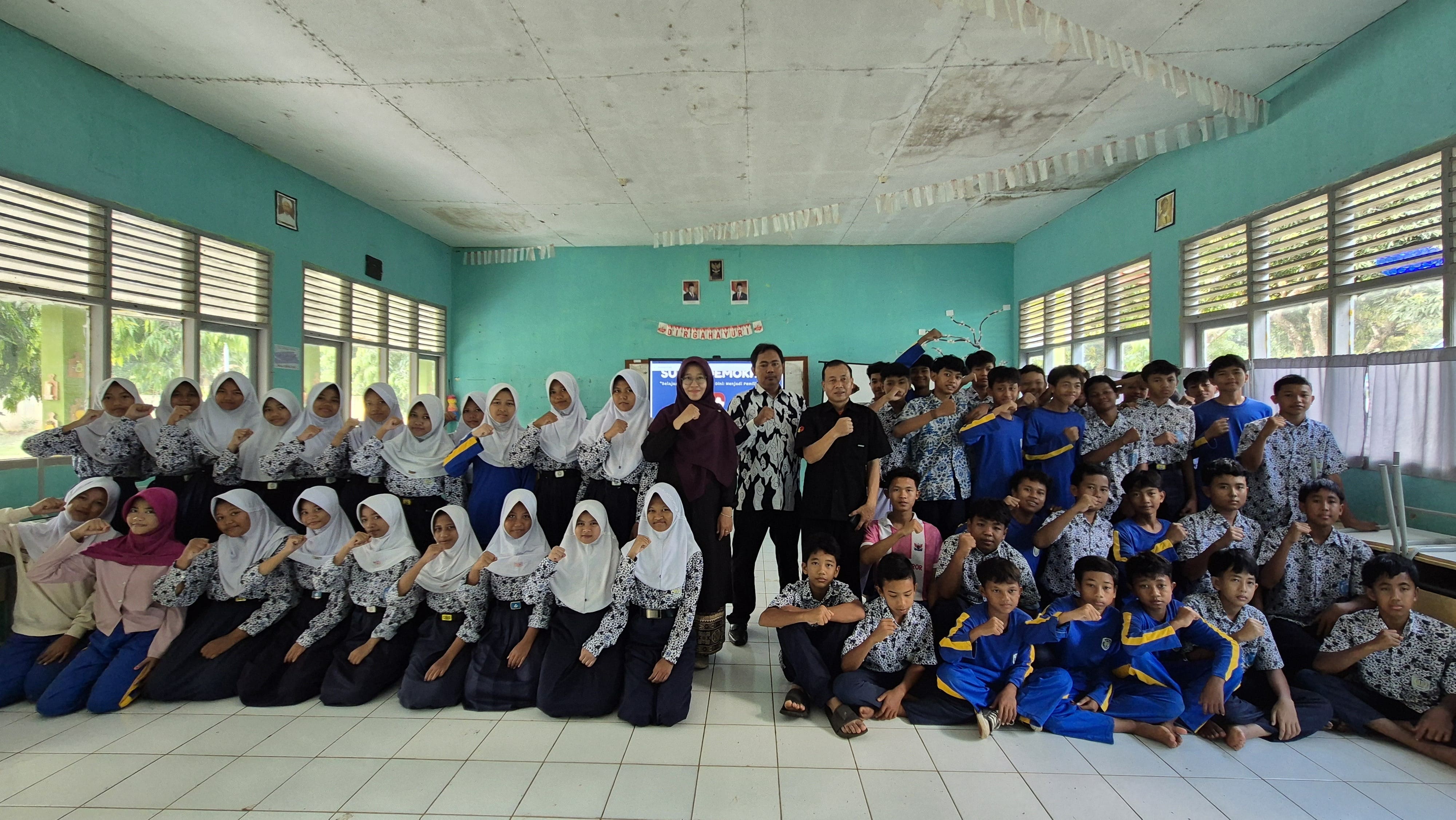 Foto Bersama Siswa-siswi SMP Satu Atap Negeri Talun