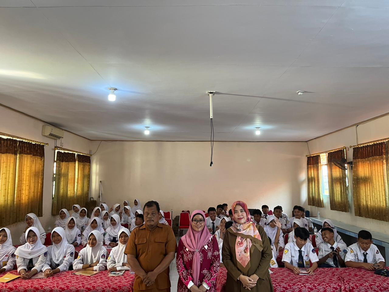 foto Bersama dengan Siswa SMPN 1 Depok Setelah Sesi Materi