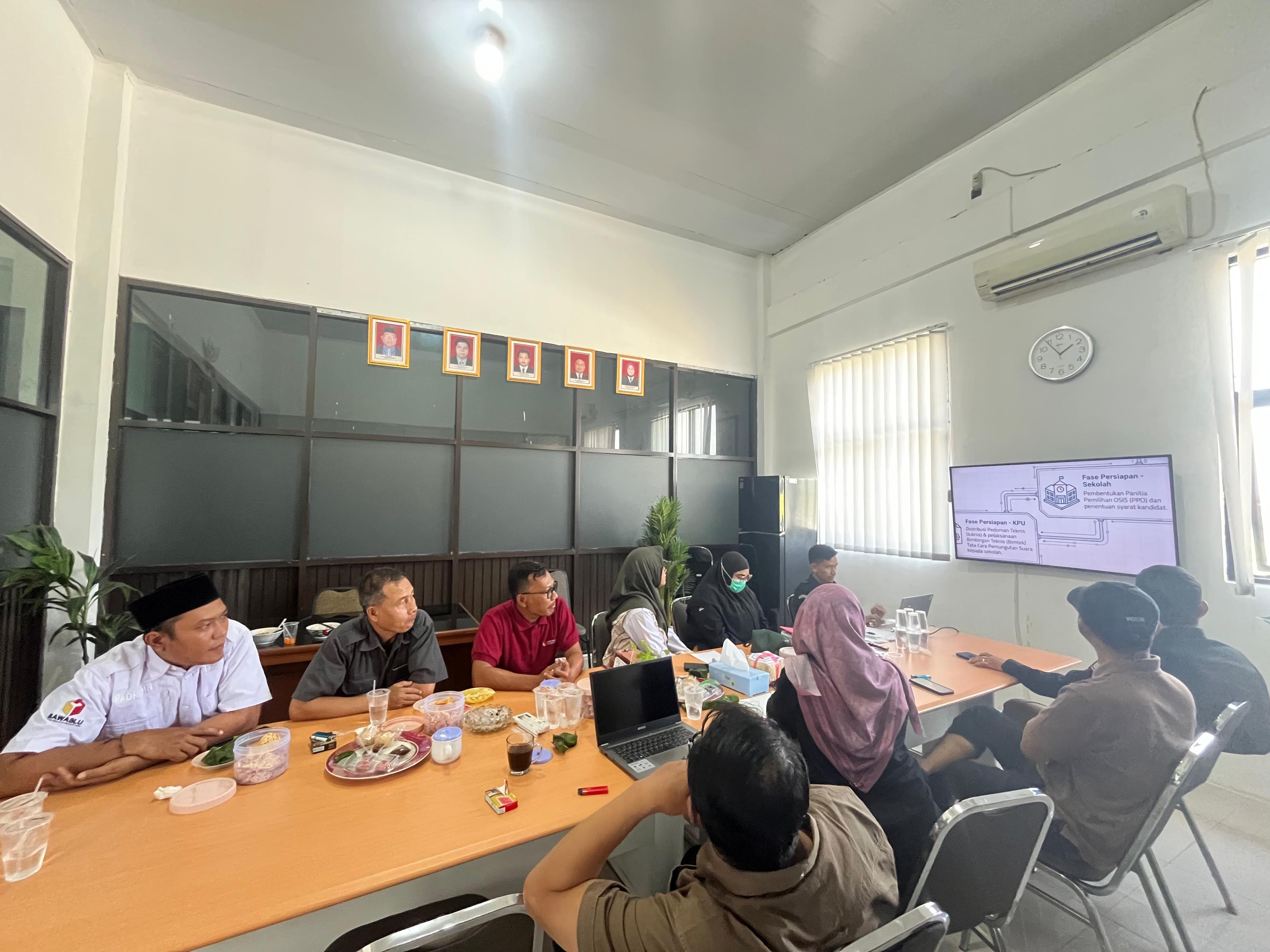 Photo Dokumentasi Rapat Bawaslu Kabupaten Cirebon dengan KPU Kabupaten Cirebon