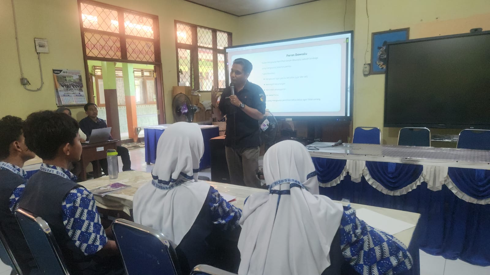 Ketua Bawaslu Kabupaten Cirebon memberikan pembelajaran kepada siswa SMPN 1 Ciledug