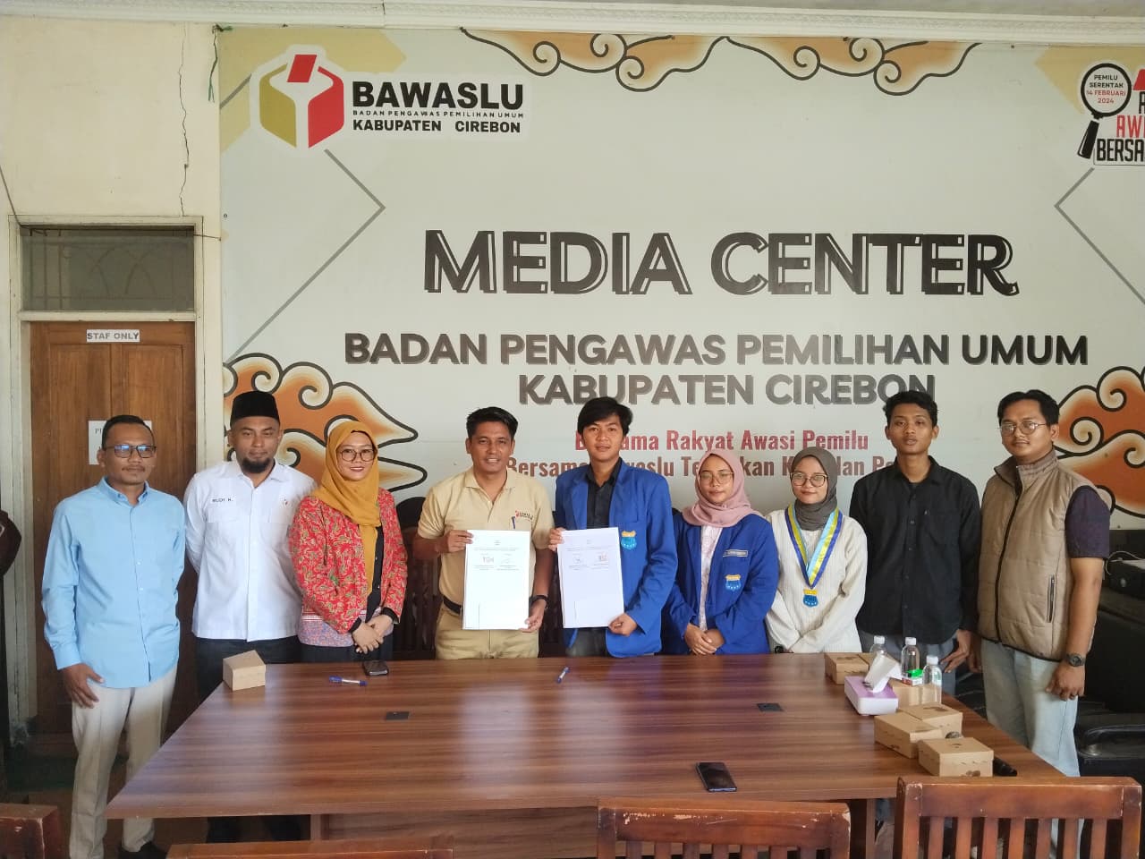 foto bersama setelah penandatanganan perjanjian kerjasama antara Bawaslu Kabupate Cirebon dengan Pengurus Cabang PMII Cirebon