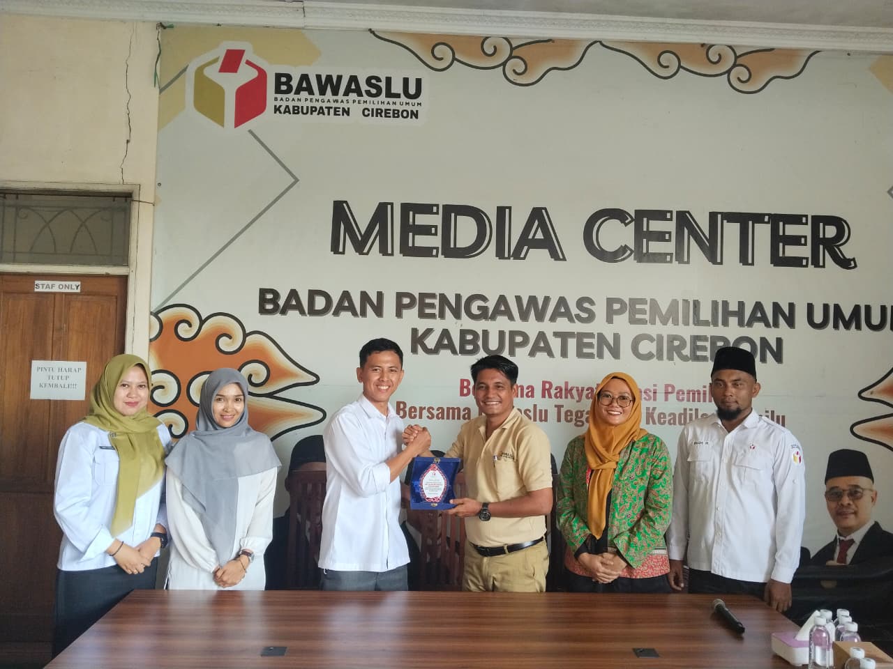 Penyerahan Cendera Mata dari Bawaslu Kabupaten Cirebon kepada Musyawarah Guru Mata Pelajaran Pendidikan Pancasila SMA/SMK Se-Kabupaten Cirebon