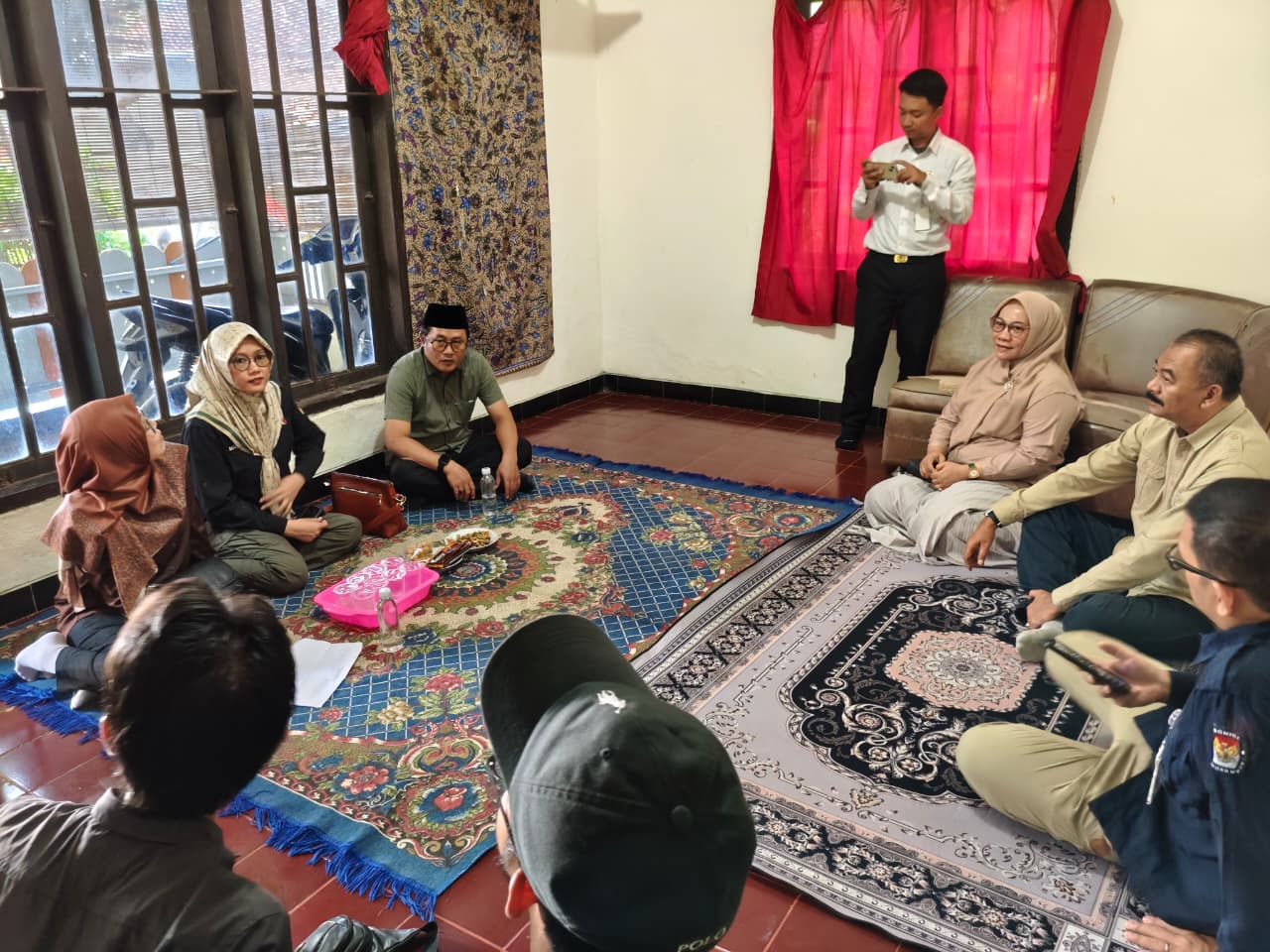 foto proses Pencocokan dan Penelitian di salah satu rumah warga yang menjadi sample