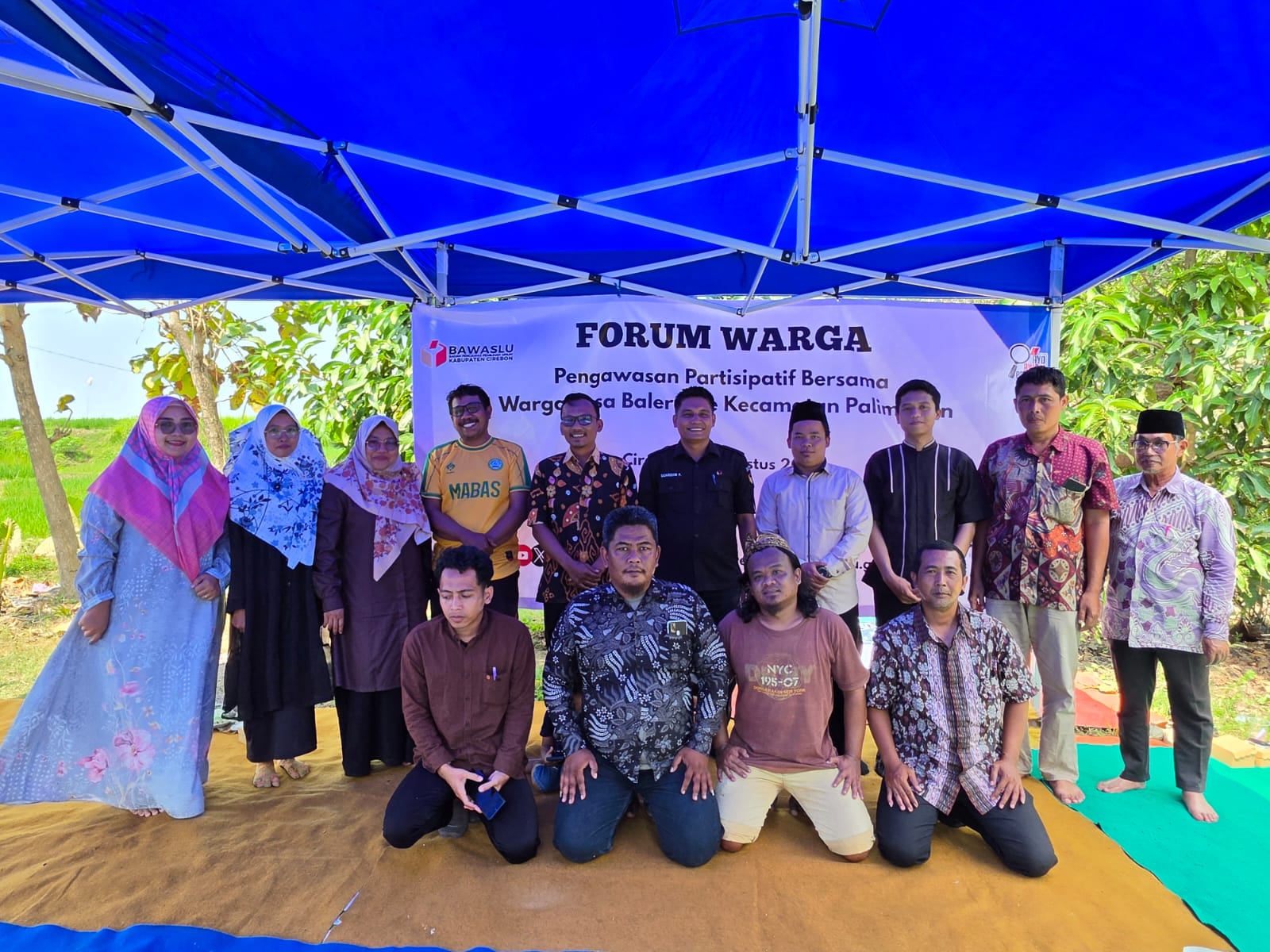 Foto bersama warga Desa Balerante