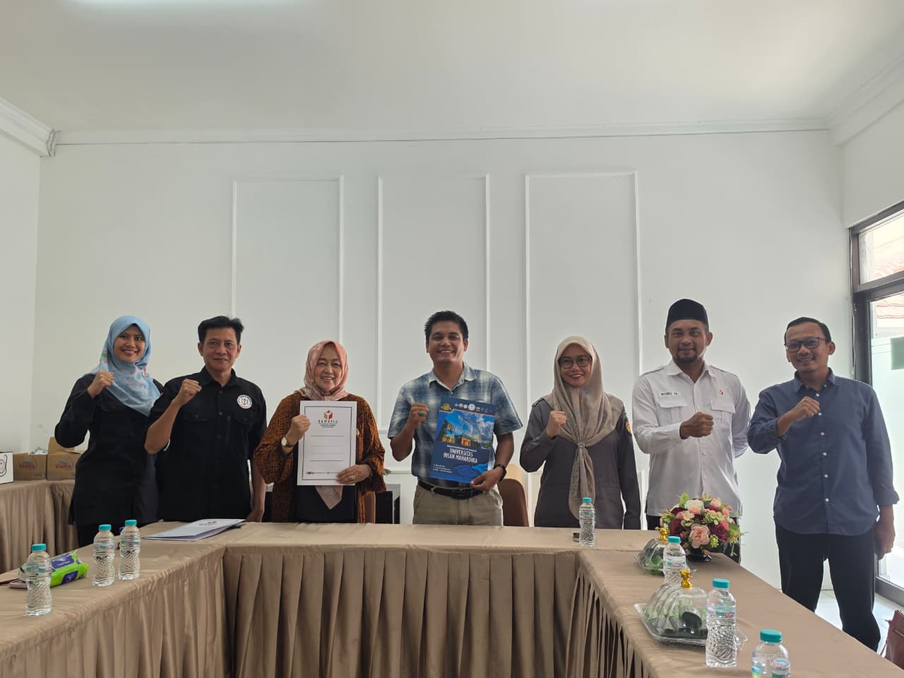 Foto bersama setelah penandatanganan berkas MoU
