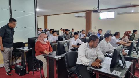 Ketua Bawaslu Kabupaten Cirebon meninjau pelaksanaan tes CAT Pendaftar Baru Calon Anggota Panwaslu Kecamatan 