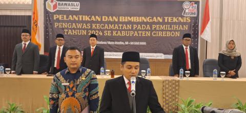 Ketua Bawaslu Cirebon Melantik 120 Anggota Panwaslu Kecamatan untuk Pemilihan Serentak Tahun 2024 di Kabupaten Cirebon