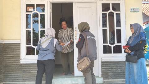 Koordinator Divisi Pencegahan, Partisipasi Masyarakat dan Hubungan Masyarakat Maryam Hito melakukan monitoring pengawasan uji petik hasil coklit