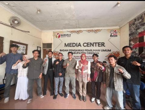 foto bersama dengan DEMA UIN Siber Syekh Nurjati setelah audiensi