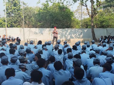 Foto Anggota Bawaslu Kabupaten Cirebon Rudi Hartono saat memberikan materi pada siswa SMK Nasrul Ulum Gegesik