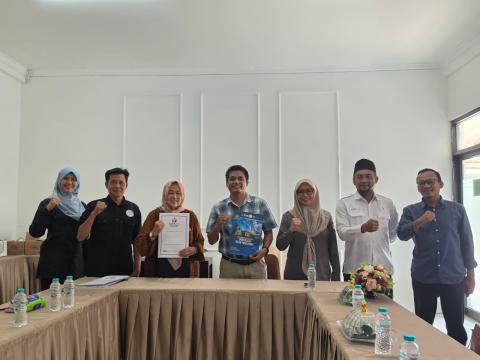Foto bersama setelah penandatanganan berkas MoU
