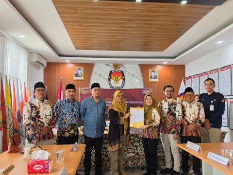 penyerahan Salinan BA Pleno dari KPU Kabupaten Cirebon Kepada Bawaslu Kabupaten Cirebon