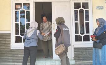 Koordinator Divisi Pencegahan, Partisipasi Masyarakat dan Hubungan Masyarakat Maryam Hito melakukan monitoring pengawasan uji petik hasil coklit
