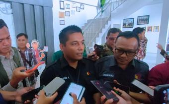 Ketua dan Anggota Bawaslu Kabupaten Cirebon saat Konferensi Pers