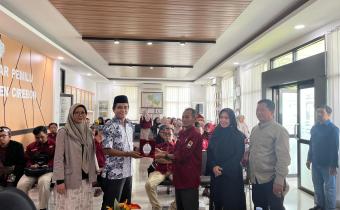 Penyerahan Plakat dari ketua Bawaslu Kabupaten Cirebon Kepada Ketua Musyawarah Guru Mata Pelajaran (MGMP)