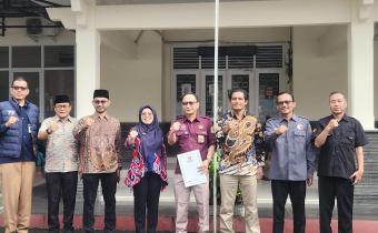 Foto Bersama Kepala Bidang Pendidikan Sekolah Menengah Pertama Dinas Pendidikan Kabupaten Cirebon