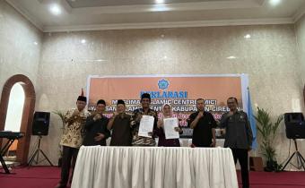 foto bersama setelah penandatanganan perjanjian kerjasama antara Bawaslu Kabupate Cirebon dengan Universitas Islam Cirebon
