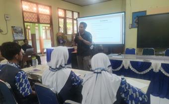 Ketua Bawaslu Kabupaten Cirebon memberikan pembelajaran kepada siswa SMPN 1 Ciledug