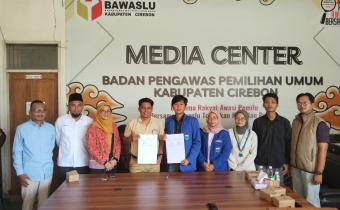 foto bersama setelah penandatanganan perjanjian kerjasama antara Bawaslu Kabupate Cirebon dengan Pengurus Cabang PMII Cirebon