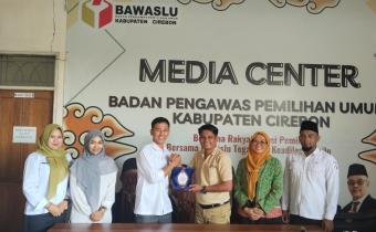 Penyerahan Cendera Mata dari Bawaslu Kabupaten Cirebon kepada Musyawarah Guru Mata Pelajaran Pendidikan Pancasila SMA/SMK Se-Kabupaten Cirebon