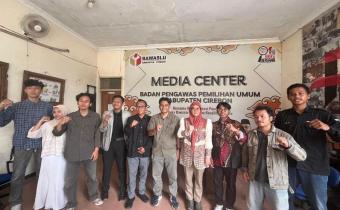foto bersama dengan DEMA UIN Siber Syekh Nurjati setelah audiensi