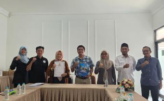 Foto bersama setelah penandatanganan berkas MoU
