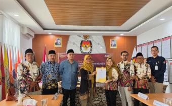 penyerahan Salinan BA Pleno dari KPU Kabupaten Cirebon Kepada Bawaslu Kabupaten Cirebon