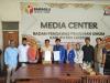 foto bersama setelah penandatanganan perjanjian kerjasama antara Bawaslu Kabupate Cirebon dengan Pengurus Cabang PMII Cirebon